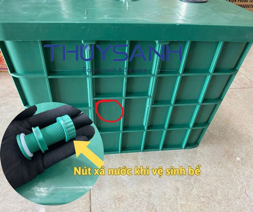 Nút xả nước khi vệ sinh bể được lắp bên hông bể tách mỡ